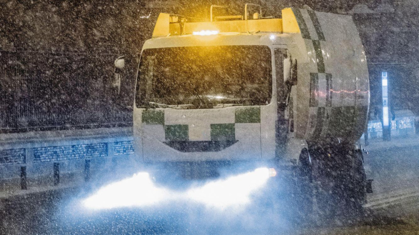 Camión con luces naranjas dejando sal sobre el asfalto en la calle Alcalá