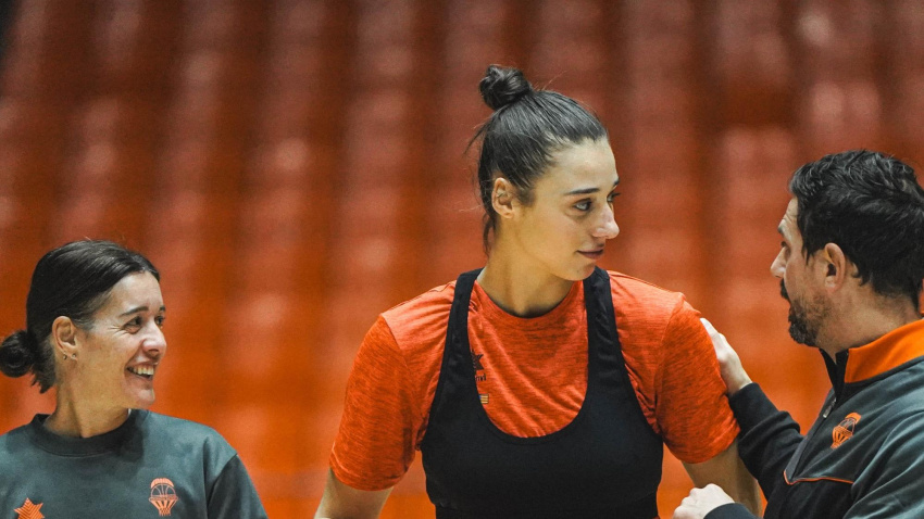 Raquel Carrera recibida con sonrisas por el staff técnico del Valencia Basket