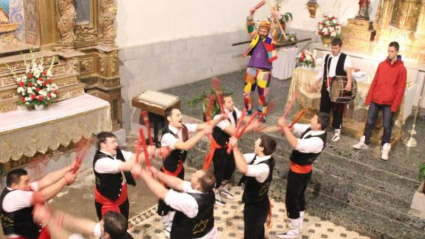 Danza del paloteo en el interior de la iglesia