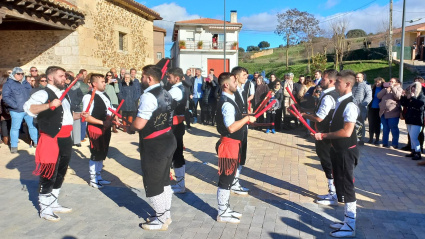Los ocho danzantes son jóvenes del pueblo de entre 16 y 26 años