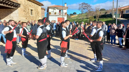 Los ocho danzantes son jóvenes del pueblo de entre 16 y 26 años de edad