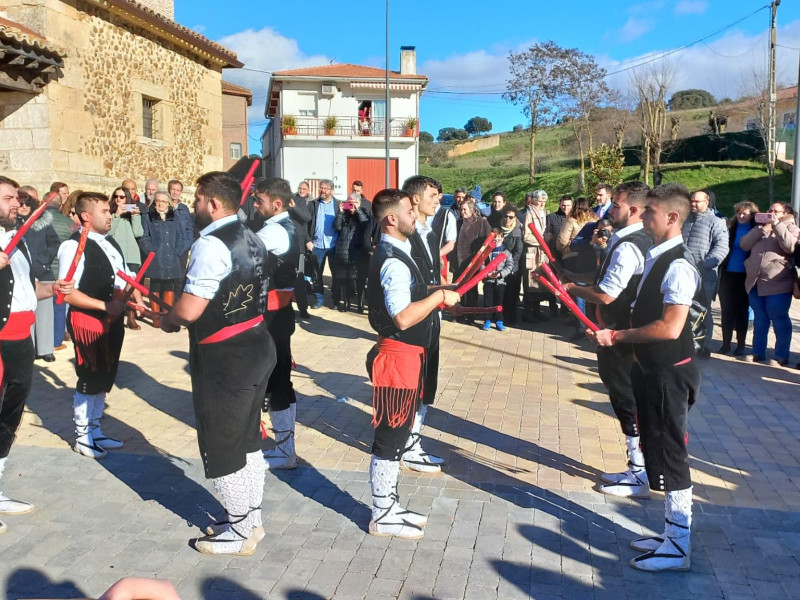 Los ocho danzantes son jóvenes del pueblo de entre 16 y 26 años de edad