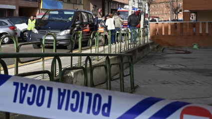 PALENCIA, 11/01/2025.- Precinto policial en las inmediaciones del lugar en el que un menor de edad ha matado, presuntamente, este sábado en plena calle a puñaladas a su padre en Palencia. EFE/ Almudena Álvarez