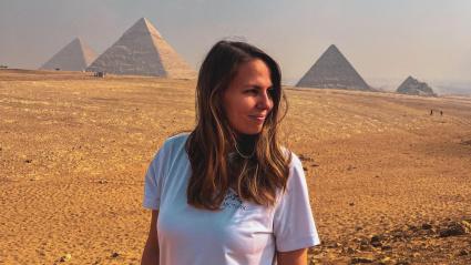 María delante de las pirámides de Giza