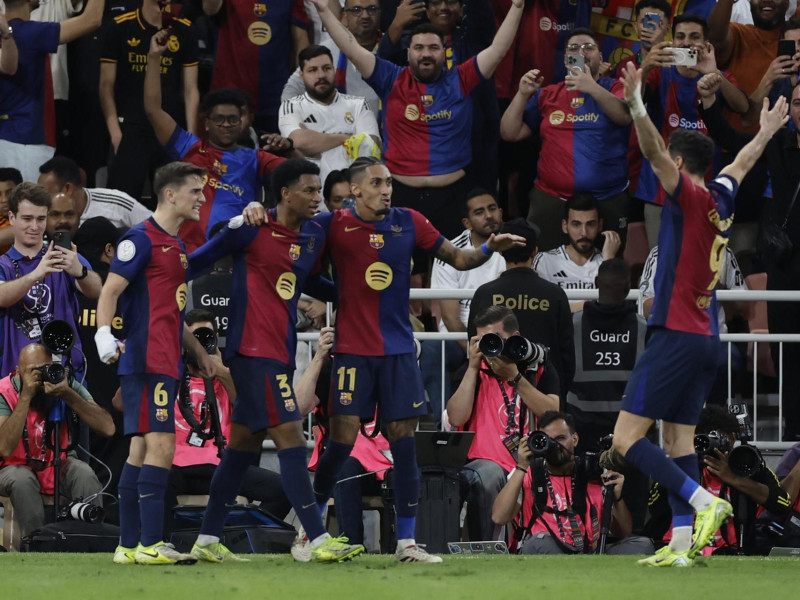 El Barcelona celebra el gol de Balde al Real Madrid