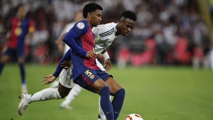 YEDA (ARABIA SAUDÍ), 12/01/2025.- El delantero brasileño del Real Madrid Vinicius Jr. (d) lucha con Alejandro Balde, del FC Barcelona, durante el partido de la final de la Supercopa de España de fútbol entre el Real Madrid y el FC Barcelona, este domingo en Yeda, Arabia Saudí. EFE/ Alberto Estévez