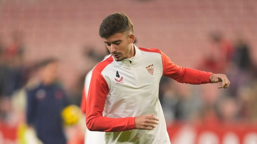 Kike Salas del Sevilla FC calienta durante el partido de fútbol de la Liga española, LaLiga EA Sports, disputado entre el Sevilla FC y el CA Osasuna en el estadio Ramón Sánchez Pizjuán