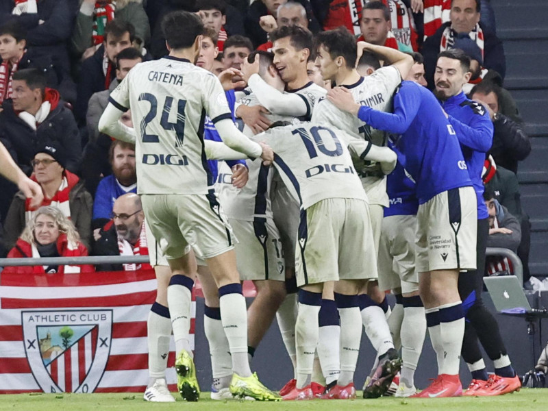 Los jugadores de Osasuna celebran el gol de la victoria contra el Athletic.