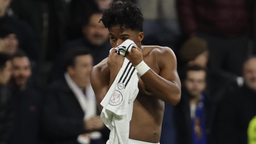 Endrick celebra uno de sus goles contra el Celta besando la camiseta del Real Madrid