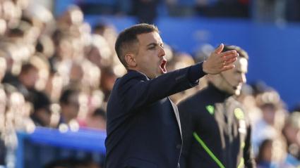 El entrenador del Leganés, Borja Jiménez, durante el partido de LaLiga EA Sports entre CD Leganés y Atlético de Madrid, este sábado en el Estadio Municipal Butarque de Madrid.