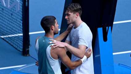 Carlos Alcaraz saluda a Jack Draper tras la retirada por problemas físicos de su rival.