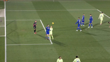 Gavi empuja a Juan Iglesias durante la segunda parte en el Coliseum.