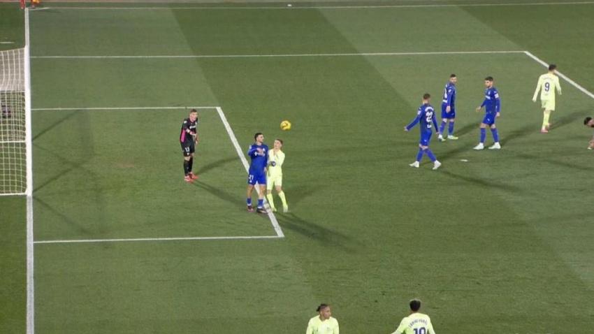 Gavi empuja a Juan Iglesias durante la segunda parte en el Coliseum.