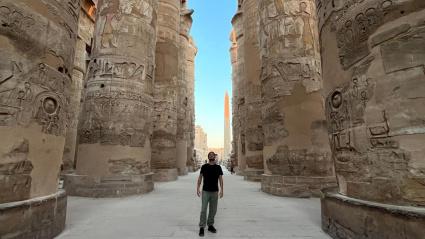 Dani rodeado de enormes columnas egipcias durante su viaje a Egipto