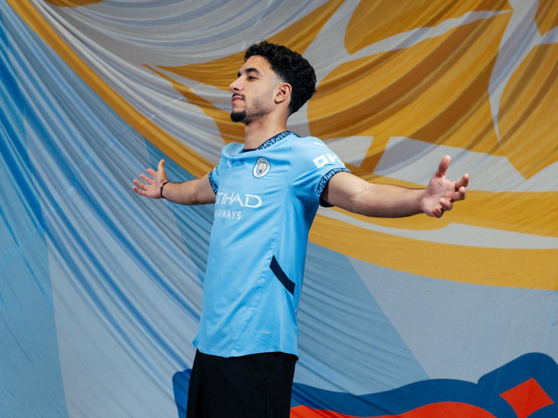 Omar Marmoush posando con su nueva camiesta