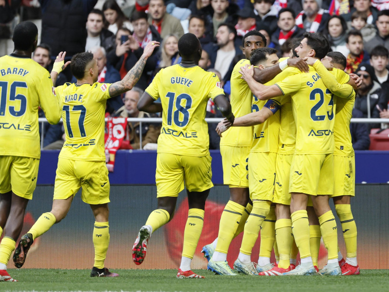 Los jugadores del Villarreal celebran el gol de Gerard Moreno contra el Atlético de Madrid