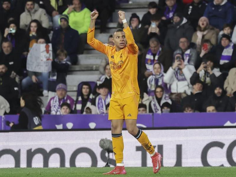 Kylian Mbappé celebra uno de los goles en el Valladolid-Real Madrid