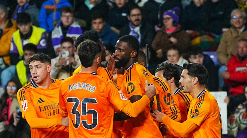 Los jugadores del Real Madrid celebran la victoria contra el Real Valladolid.