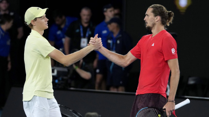 Zverev y Sinner se saludan tras la final ganada por el italiano.