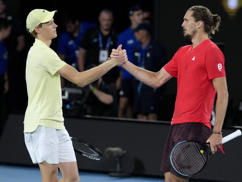 Zverev y Sinner se saludan tras la final ganada por el italiano.