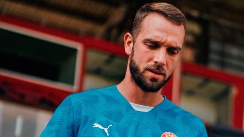 Pau López, con la camiseta del Girona