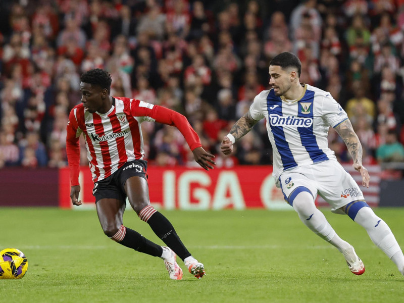 Adama Boiro controla el balón ante la presión de Miguel de la Fuente.
