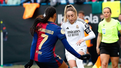 Olga Carmona, en la pugna con Salma Paralluelo, durante la final de la Supercopa femenina entre el Real Madrid y el Barcelona