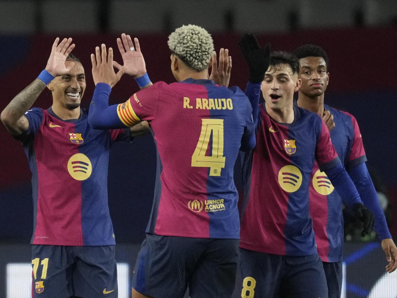 Araujo celebra el gol del Barcelona 2 - Atalanta 1