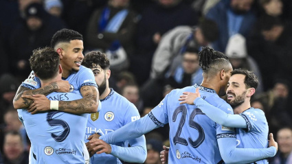 Los jugadores del Manchester City celebra la clasificación para el playoff de la Champions.