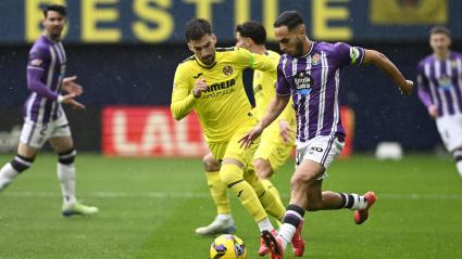 Anuar Tuhami pelea un balón con  Alex Baena