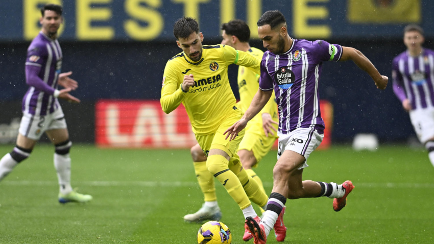 Anuar Tuhami pelea un balón con  Alex Baena