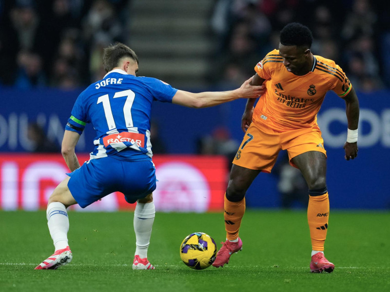 Vinicius regatea a Jofre en el Espanyol - Real Madrid.