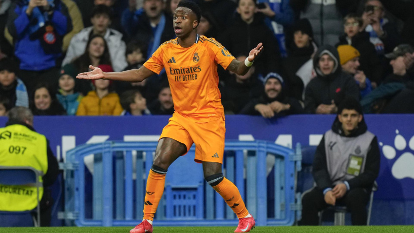 Vinicius protesta al árbitro por el gol anulado en el Real Madrid - Espanyol.