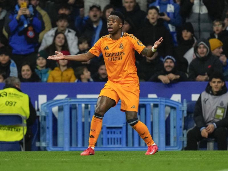 Vinicius protesta al árbitro por el gol anulado en el Real Madrid - Espanyol.