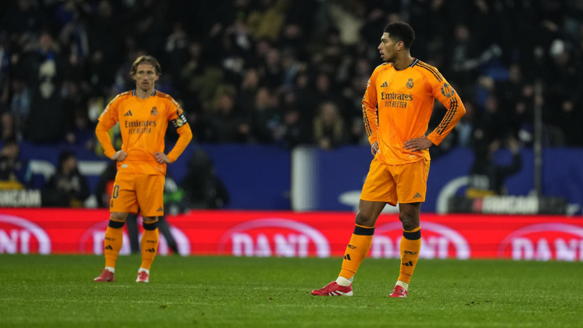 Modric y Bellingham se lamentan tras la derrota del Real Madrid contra el Espanyol.