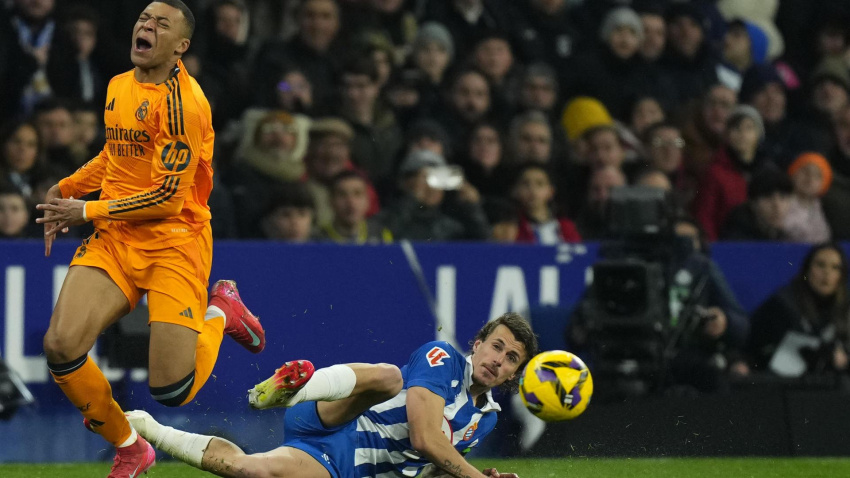 Entrada de Carlos Romero a Mbappé en el Espanyol - Real Madrid