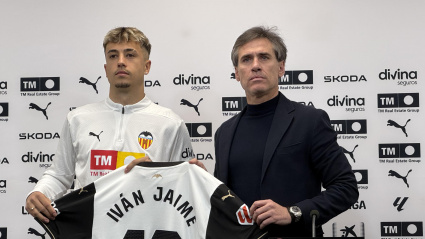 Iván y Corona en la presentación con el dorsal 17