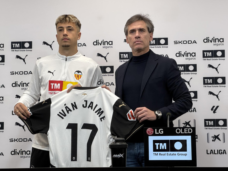 Iván y Corona en la presentación con el dorsal 17