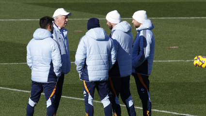 El técnico del Real Madrid, Carlo Ancelotti (2i) habla con los auxiliares durante el entrenamiento del equipo este viernes en Valdebebas. El equipo blanco prepara el partido de LaLiga que disputa mañana, sábado, frente al Espanyol