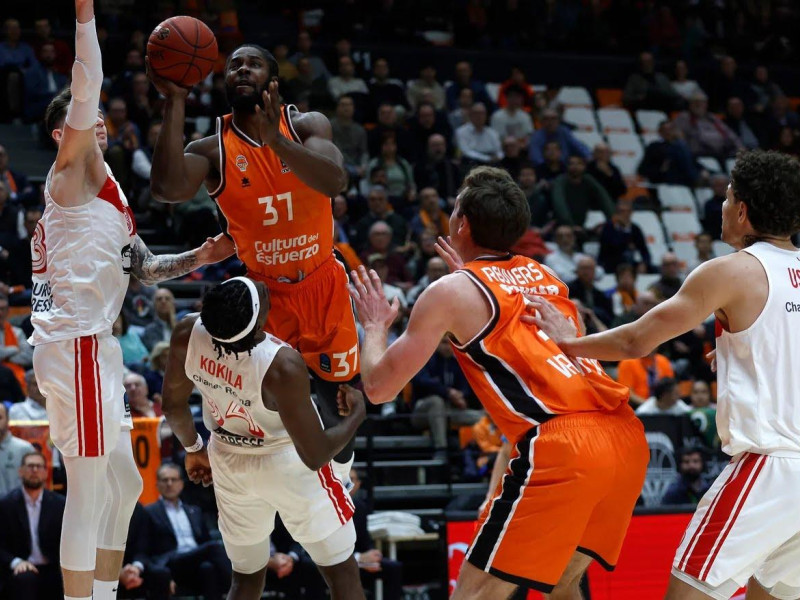 Ojeleye en acción en la Fonteta