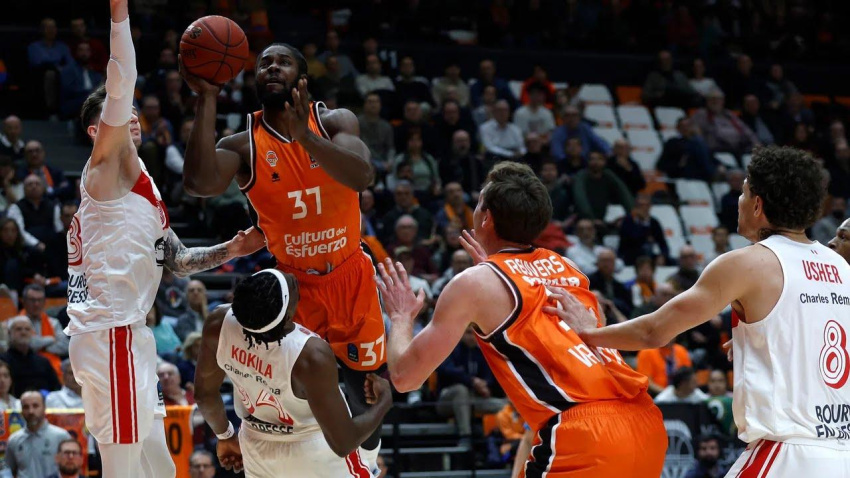 Ojeleye en acción en la Fonteta