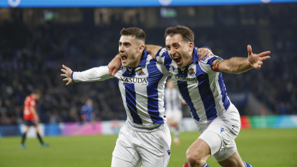 Barrenetxea celebra con Oyarzabal el 1-0 de la Real Sociedad contra Osasuna.