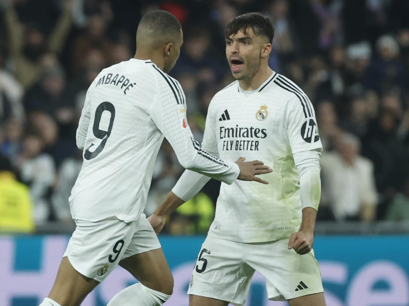 Mbappé celebra con Raúl Asencio el 1-1 del Real Madrid contra el Atlético.