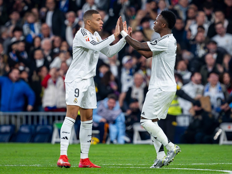 Kylian Mbappé celebra con Vinicius el empate contra del Real Madrid contra el Atlético.