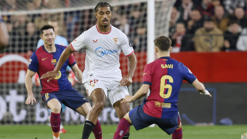 Loïc Badé disputa un balón con el centrocampista del FC Barcelona Gavi
