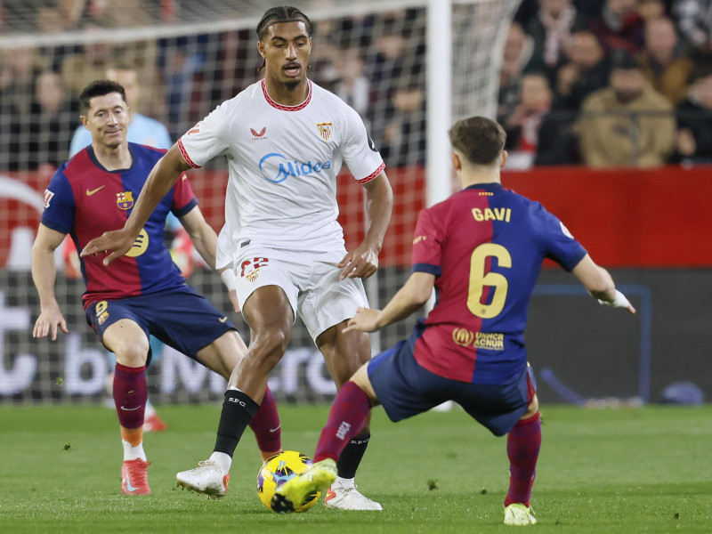 Loïc Badé disputa un balón con el centrocampista del FC Barcelona Gavi