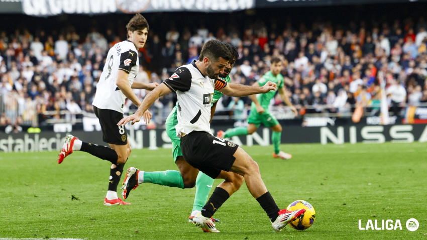 Gayà volvió a tirar de oficio en la defensa ché