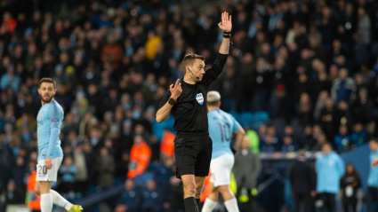 Turpin arbitrando al Manchester City