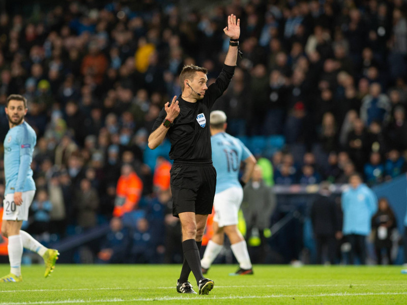 Turpin arbitrando al Manchester City