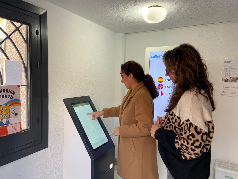 En la Casa de la Cultura de Almuñécar se instala un nuevo terminal del punto de empleo